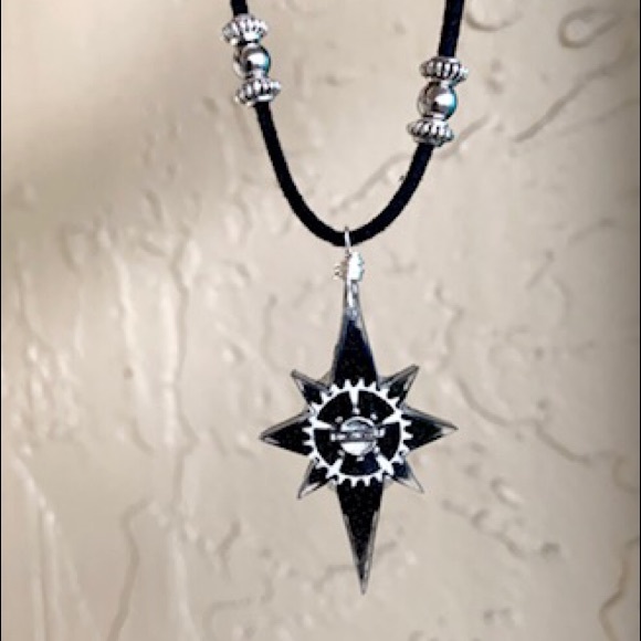 Black resin North Star steam punk wheel necklace - Picture 10 of 14